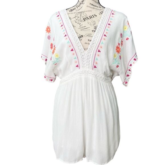 Jun & Ivy White Embroidered Floral V-Neck Short Sleeve Romper in Size Medium - Picture 3 of 16